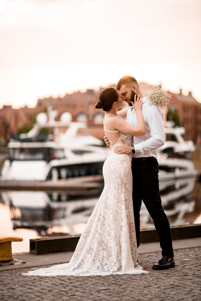 新郎新娘在木栈道上拥抱，准备亲吻的全身照片图片下载