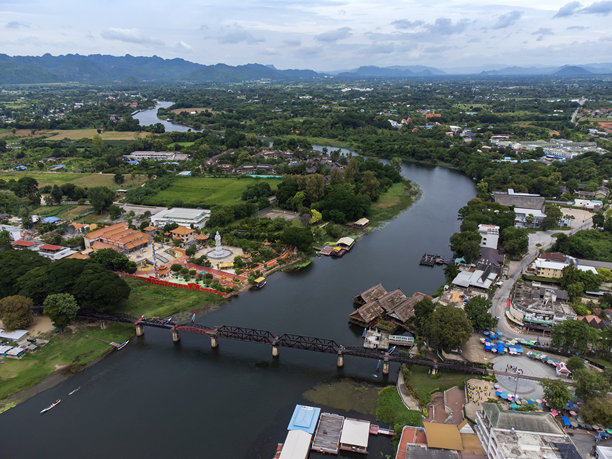 泰国坎恰那布里著名死亡铁路上，一列火车经过的航拍照片（无人机拍摄）图片下载