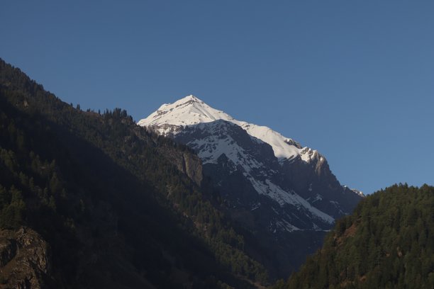 在查谟和克什米尔的斯利那格，帕哈尔甘旅行时拍摄的美丽雪山照片图片下载