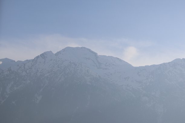 在查谟和克什米尔的斯利那格，帕哈尔甘旅行时拍摄的美丽雪山照片图片下载
