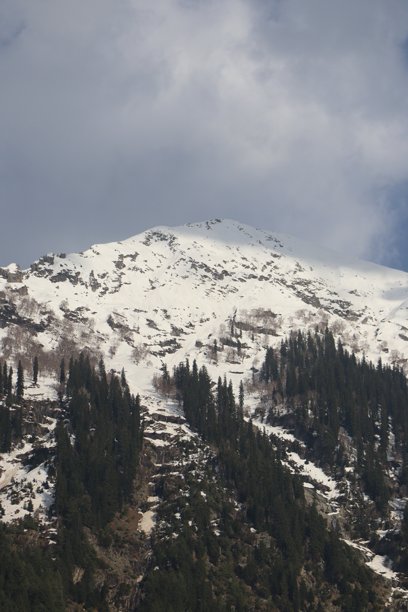 在查谟和克什米尔的斯利那格，帕哈尔甘旅行时拍摄的美丽雪山照片图片下载