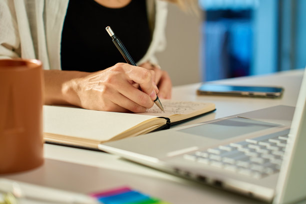 插画师在家办公桌上绘制笔记本草图图片下载