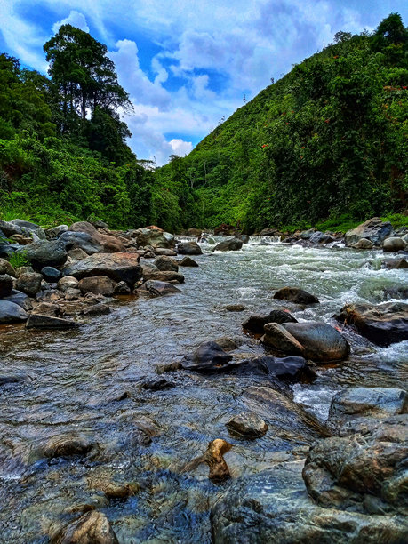 大石头旁的河流照片图片下载
