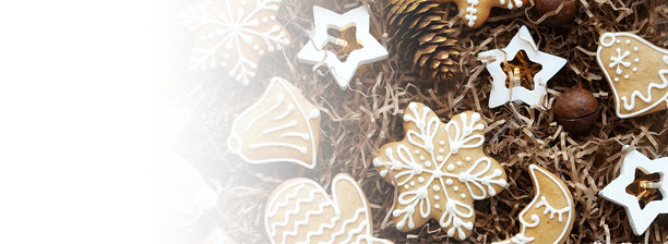 圣诞饼干。手工礼物。新年概念。俯视图。竖版照片图片下载