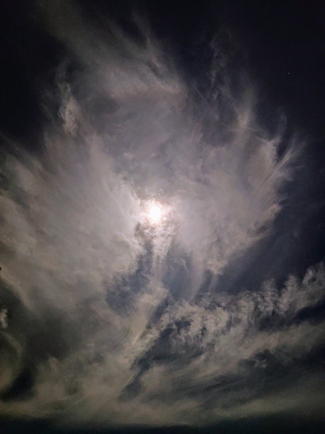 夜空中明亮的月光与云彩的照片图片下载