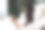 在医院病房里，非洲女孩拿着手机，浏览照片或观看视频以提升自己的精神。图片下载
