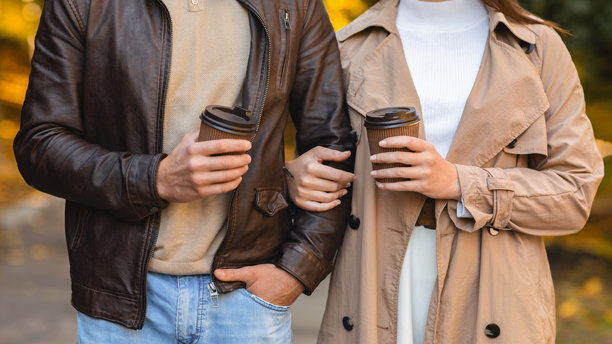 一对情侣在户外喝咖啡的裁剪照片图片下载