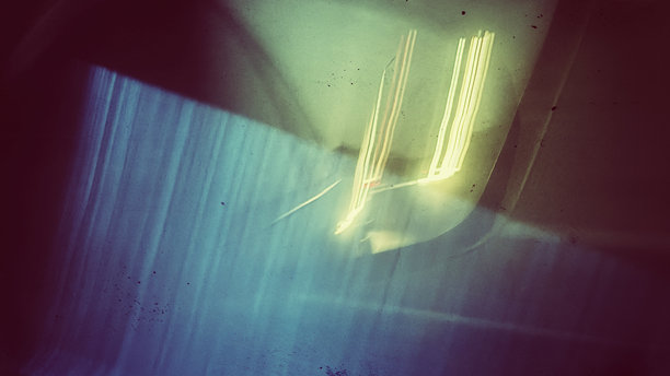 夜间道路照片，使用慢速快门捕捉运动模糊效果。图片下载