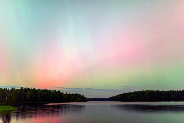 色彩斑斓的照片，天空中美丽的北极光，北极光映照在湖面上图片下载