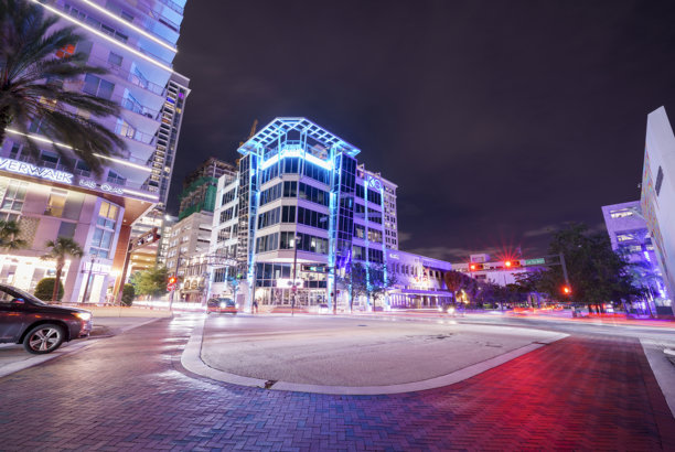 Las Olas河滨和安德鲁斯大道的夜景照片图片下载