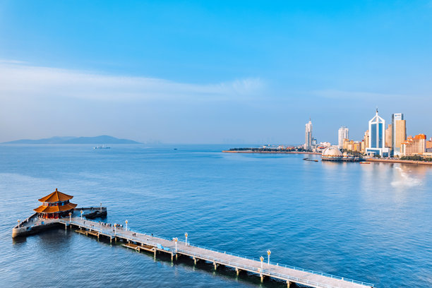 中国山东青岛栈桥回澜阁与城市天际线的风景图片下载