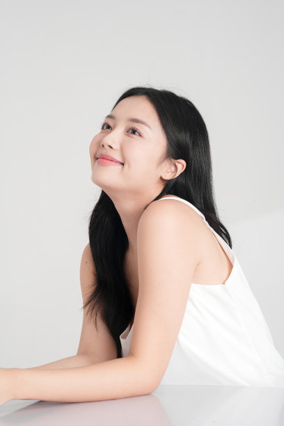 自然美的可爱女性在光影背景下拍摄的照片图片下载