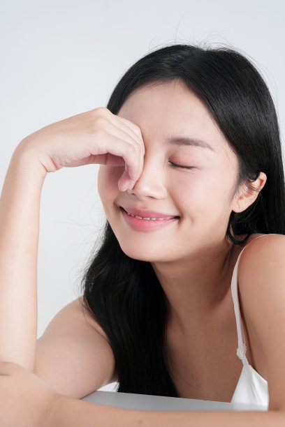 自然美的可爱女性在光影背景下拍摄的照片图片下载