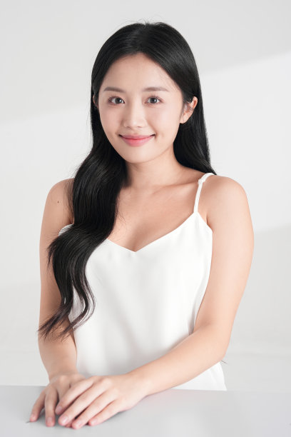 自然美的可爱女性在光影背景下拍摄的照片图片下载