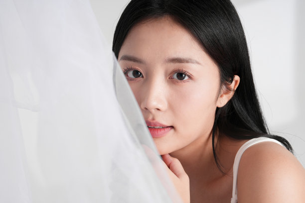 自然美的可爱女性在光影背景下拍摄的照片图片下载