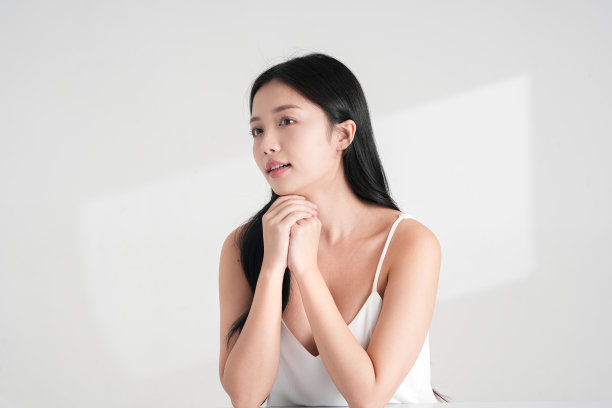 自然美的可爱女性在光影背景下拍摄的照片图片下载