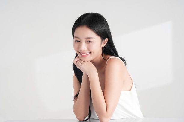 自然美的可爱女性在光影背景下拍摄的照片图片下载