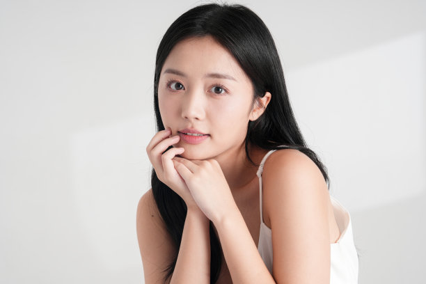 自然美的可爱女性在光影背景下拍摄的照片图片下载