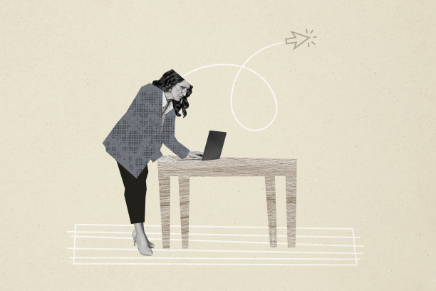 复合趋势艺术作品 3D 草图图像 办公室房间桌子的照片拼贴 年长女性经理站在工作台前使用笔记本电脑，思维如箭头般飞翔图片下载