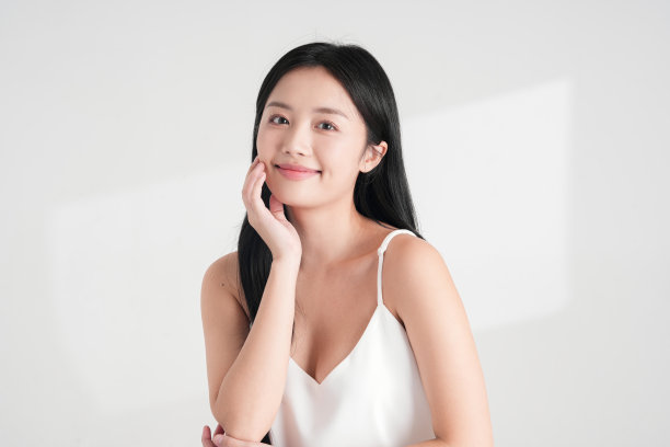 自然美的可爱女性在光影背景下拍摄的照片图片下载