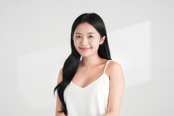 自然美的可爱女性在光影背景下拍摄的照片图片下载