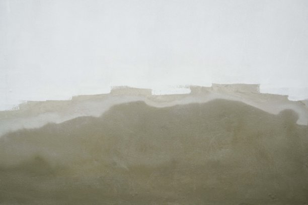 水泥墙刚刚抹灰，开始上漆，背景和纹理的库存照片。图片下载