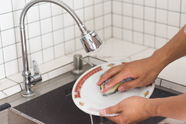 男人的手在水槽里洗碗的特写照片图片下载