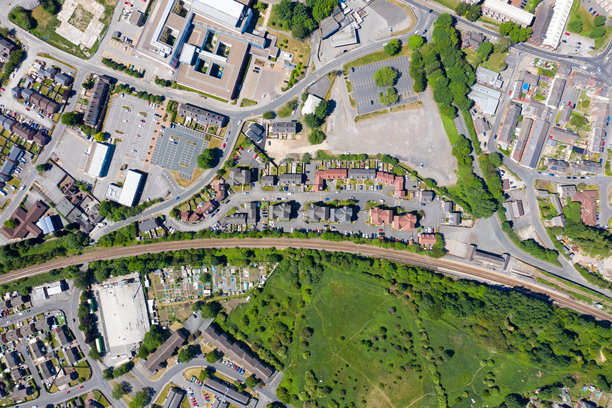 典型的英国住宅区的俯视航拍照片，位于西约克郡韦克菲尔德的庞特弗拉克特村，旁边有一条火车轨道，阳光明媚的夏日。图片下载