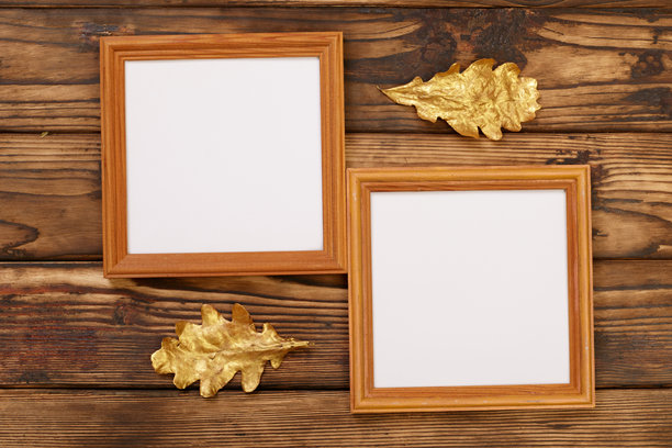 两个方形框架，留有空间供您放置图片或文字，背景是装饰有金色橡树叶的老火烧木墙。图片下载