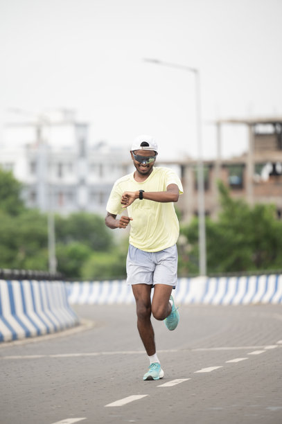 运动后拉伸的运动员照片图片下载