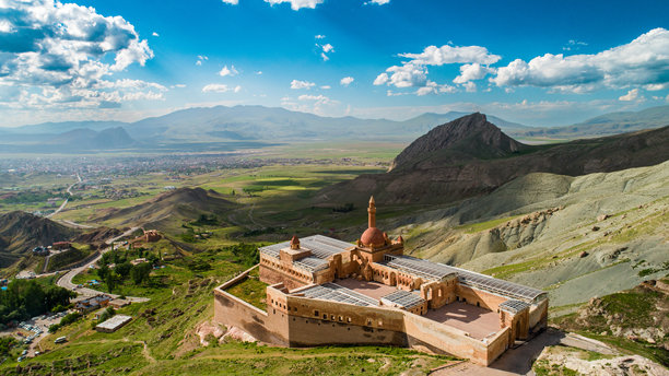 伊沙克帕夏宫，位于土耳其多古贝伊扎特区的广角照片。宫殿的无人机照片，展现了壮丽的景色。卡尔斯，土耳其。图片下载