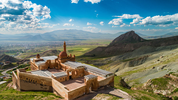 伊沙克帕夏宫，位于土耳其多古贝伊扎特区的广角照片。宫殿的无人机照片，展现了壮丽的景色。卡尔斯，土耳其。图片下载