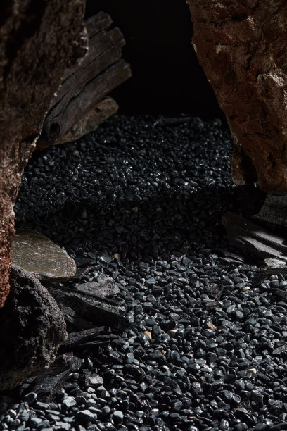 男性产品广告照片模板，炭黑主题。图片下载