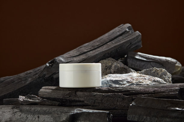 男性产品广告照片模板，炭黑主题。图片下载