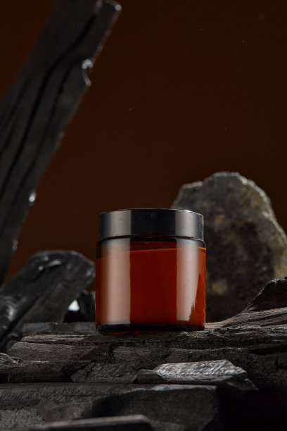 男性产品广告照片模板，炭黑主题。图片下载