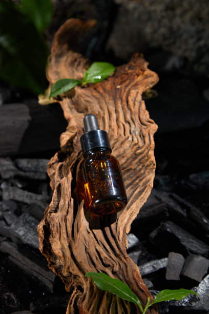 男性产品广告照片模板，炭黑主题。图片下载