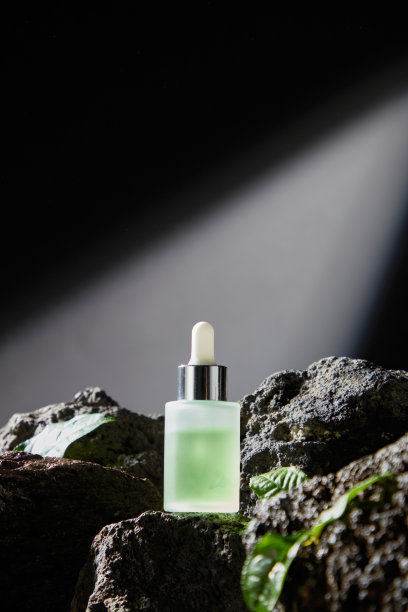 男性产品广告照片模板，炭黑主题。图片下载