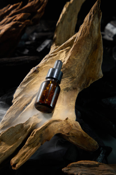 男性产品广告照片模板，炭黑主题。图片下载