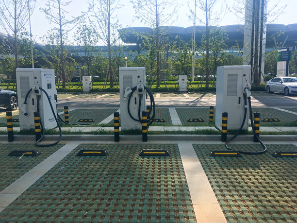 贵阳龙洞堡国际机场交通枢纽AC PARK综合体的电动车充电站停车场，拍摄于2024年9月24日 - 股票图片图片下载