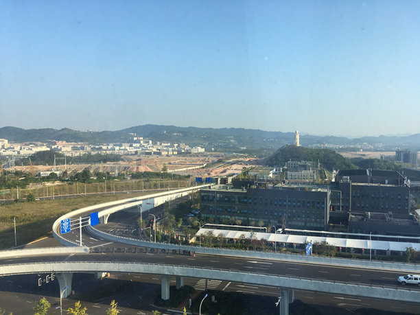 贵阳龙洞堡国际机场交通枢纽AC PARK综合体的城市景观，拍摄于2024年9月24日 - 股票图片图片下载