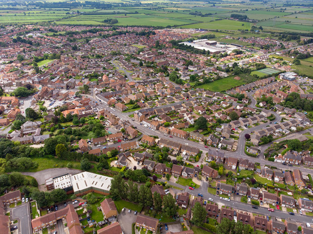 英国北约克郡约克镇的航拍照片，展示了典型英国住宅区的房屋和街道，部分多云的夏日。图片下载