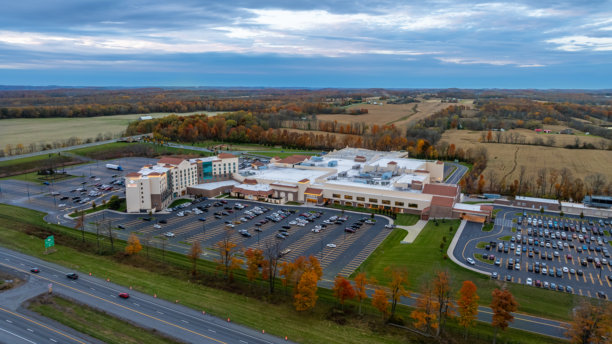 纽约州泰尔镇的德尔拉戈赌场航拍照片，位于纽约州收费公路旁。图片下载