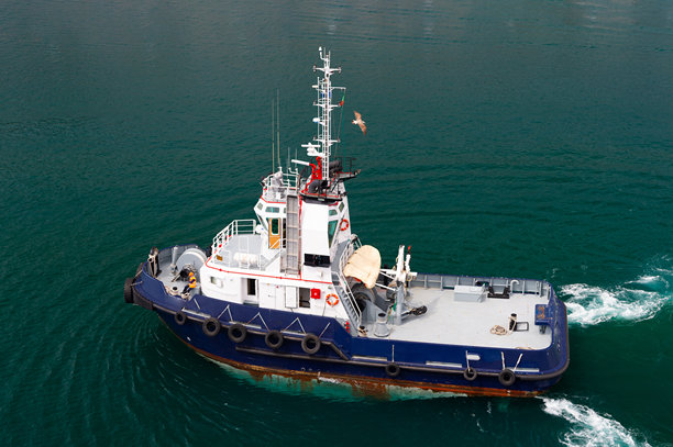 海上拖船的航拍视角。拖船照片。户外拖船。拖船在海中。图片下载