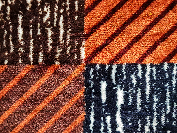 填充框架的照片，地毯图案特写。柔软的毛绒地毯。适合您的家。图片下载