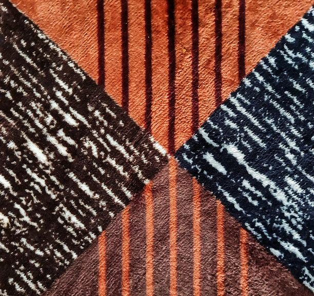 填充框架的照片，地毯图案特写。柔软的毛绒地毯。适合您的家。图片下载