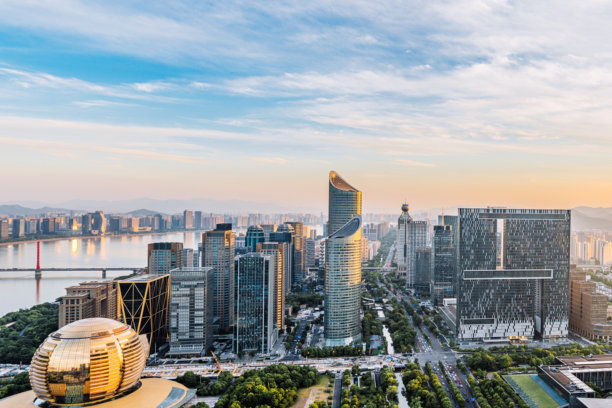 高角度黄昏下的中国浙江省杭州钱江新城景观图片下载