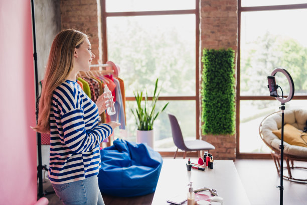 可爱的女孩博主化妆师的个人资料照片，展示化妆品产品评测的直播频道图片下载