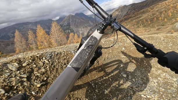 山地自行车手把视角骑行在山间小径上图片下载