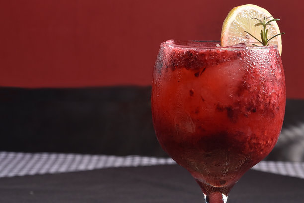 红色和柑橘水果饮料，清爽的天然果汁图片图片下载