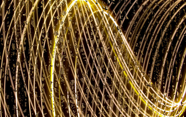 长时间曝光的照片。光绘摄影 - 湿润玻璃后面的彩色仙女灯。抽象背景色。图片下载